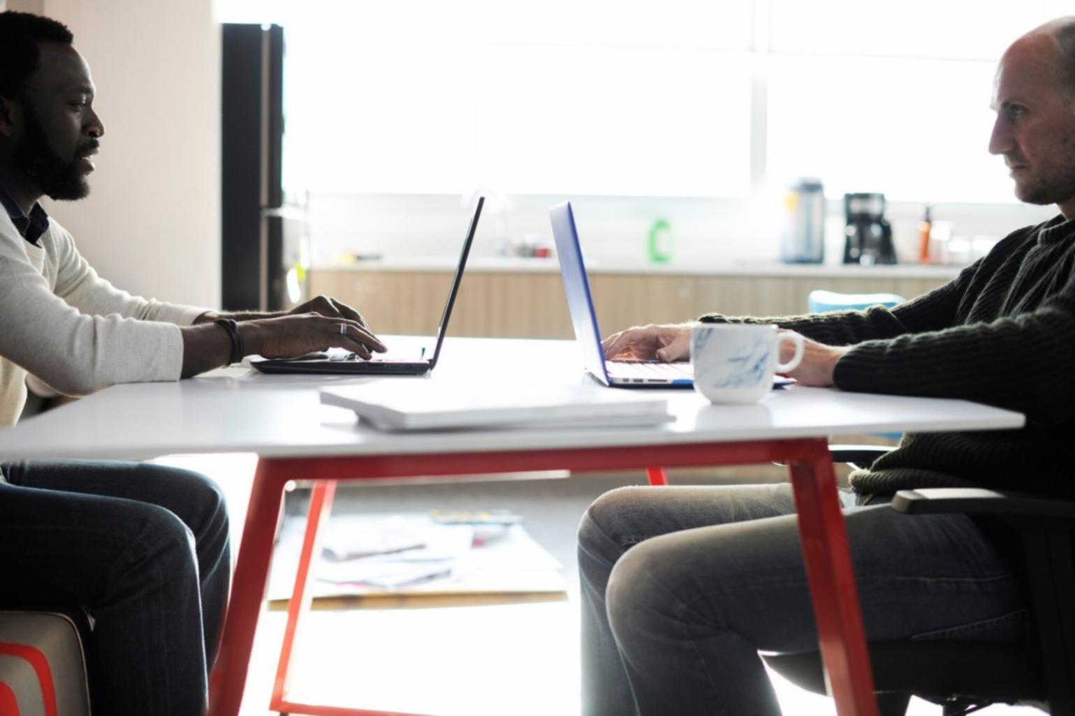 Équipe travaillant sur l'automatisation des processus